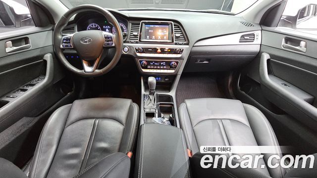 Hyundai Sonata — interior