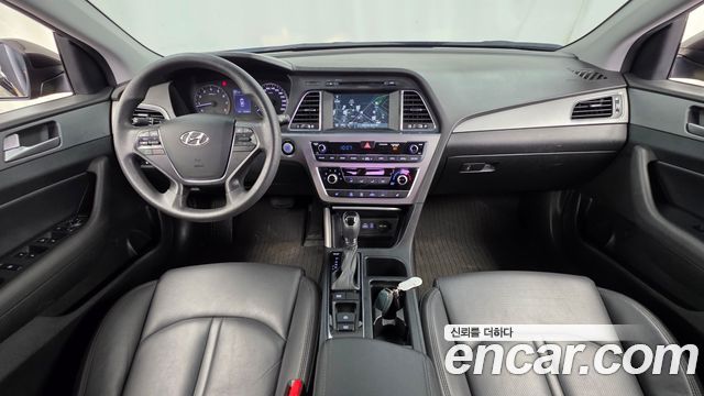 Hyundai Sonata — interior
