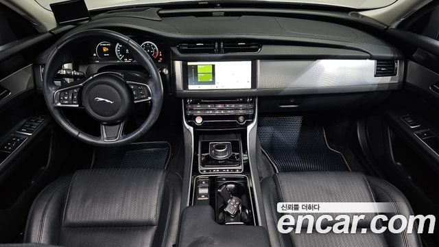 Jaguar XF — interior