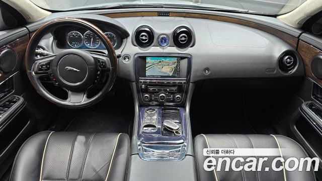Jaguar XJ — interior