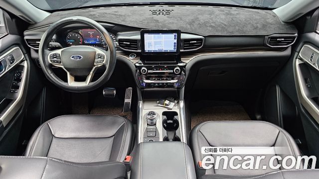 Ford Explorer — interior