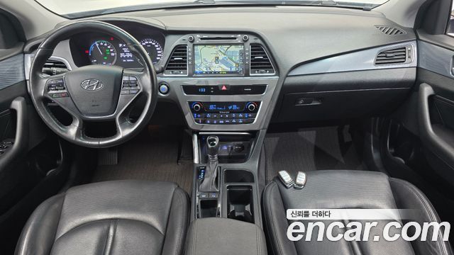 Hyundai Sonata — interior