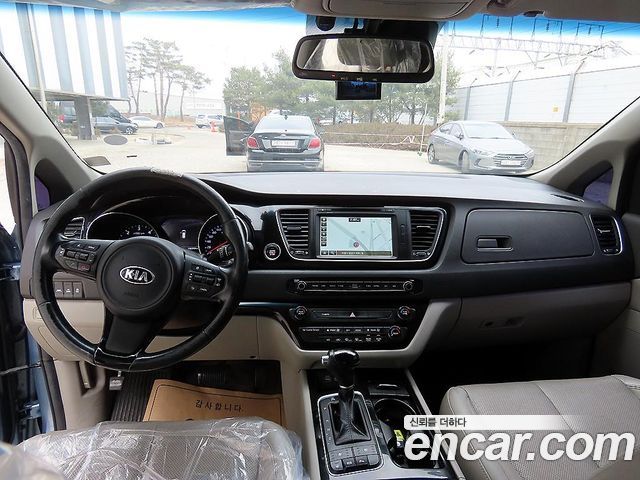 Kia Carnival — interior