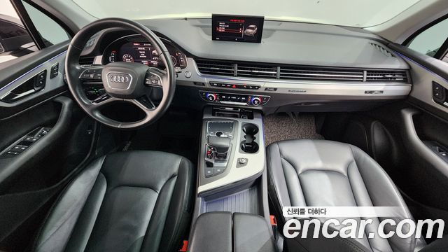 Audi Q7 — interior
