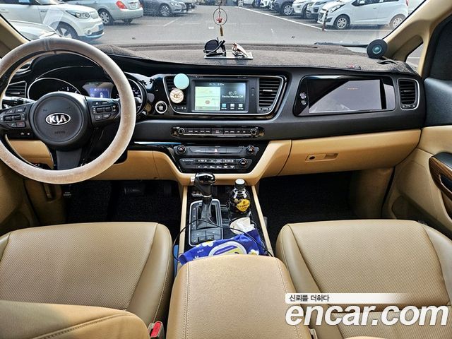 Kia Carnival — interior