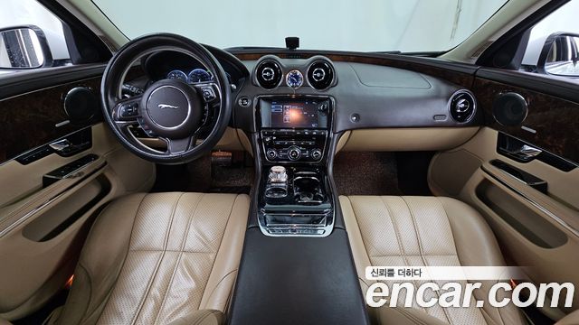 Jaguar XJ — interior