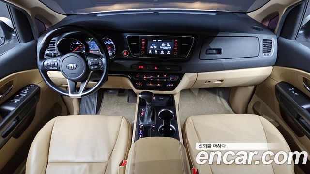 Kia Carnival — interior
