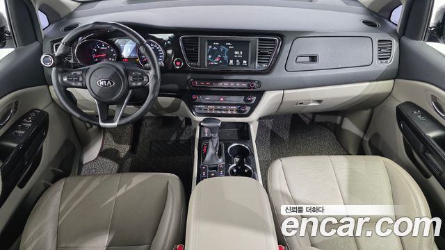 Kia Carnival — interior