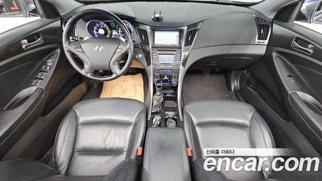 Hyundai Sonata — interior