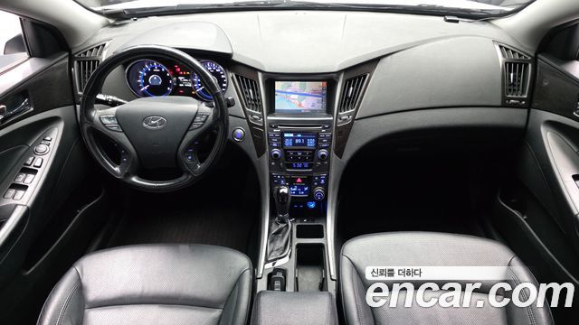 Hyundai Sonata — interior