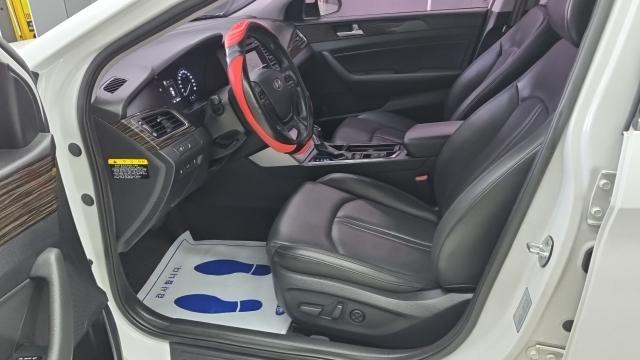 Hyundai Sonata — interior