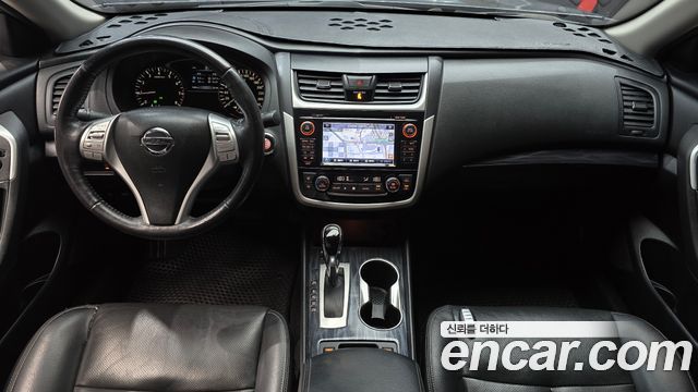 Nissan Altima — interior