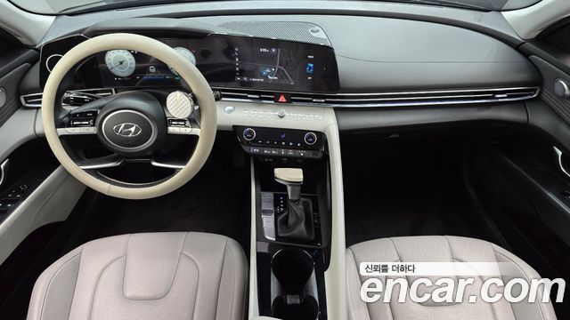 Hyundai Avante — interior