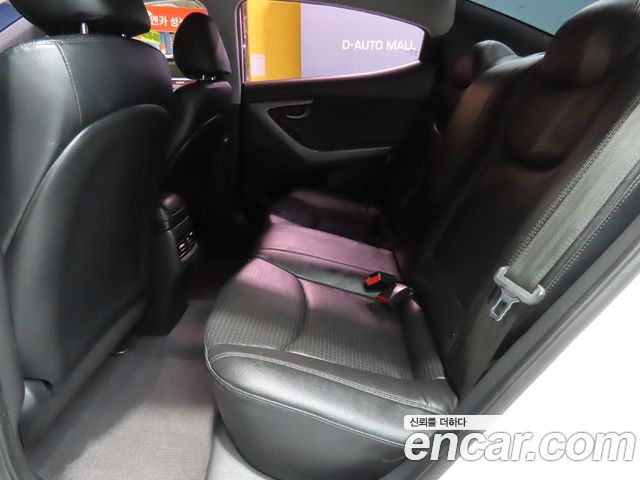 Hyundai Avante — interior