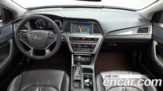 Hyundai Sonata — interior