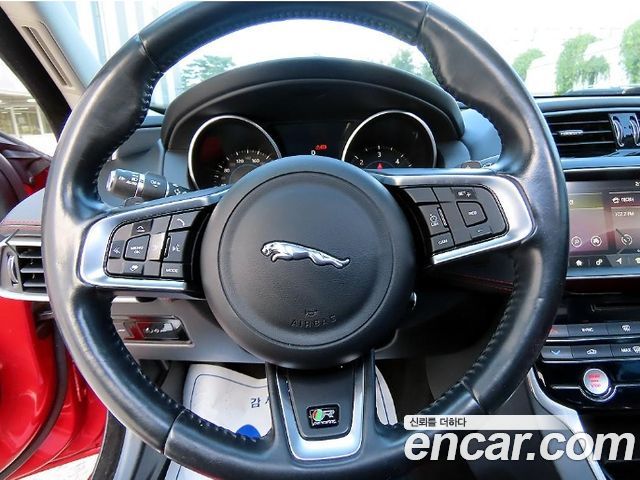 Jaguar XE — interior