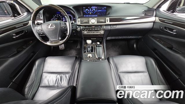 Lexus LS — interior