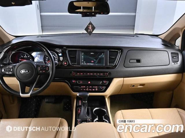 Kia Carnival — interior