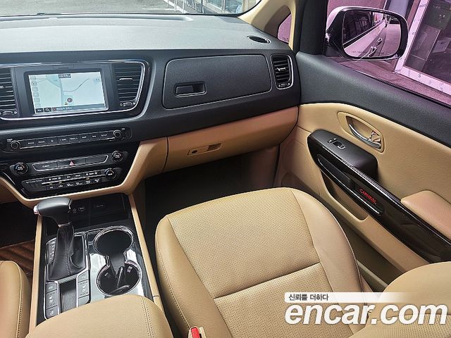 Kia Carnival — interior