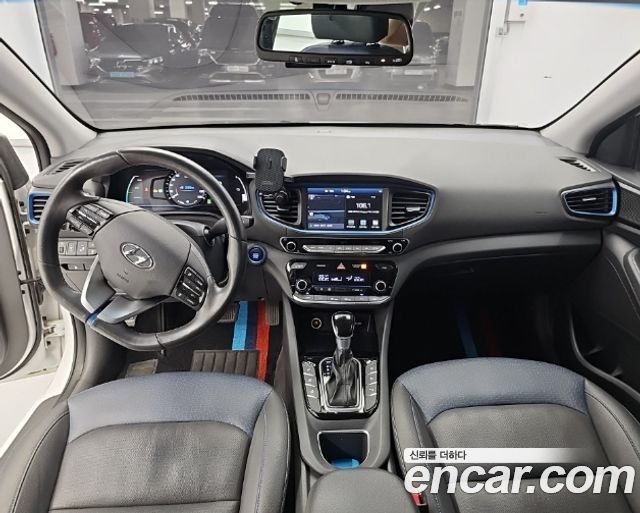 Hyundai Ioniq — interior