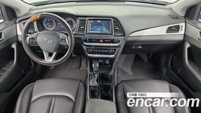 Hyundai Sonata — interior
