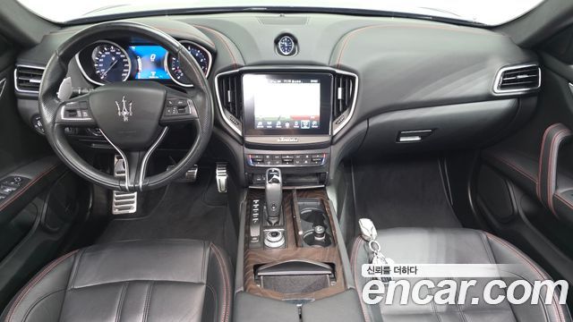 Maserati Ghibli — interior