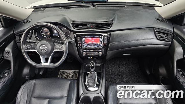 Nissan X-Trail — interior