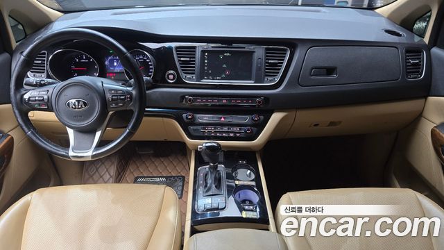 Kia Carnival — interior