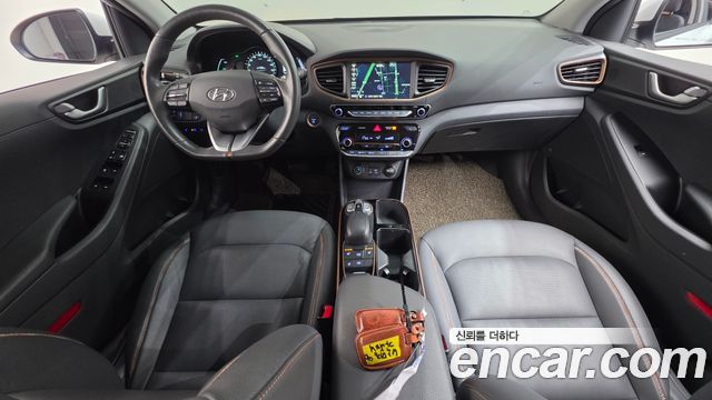 Hyundai Ioniq — interior