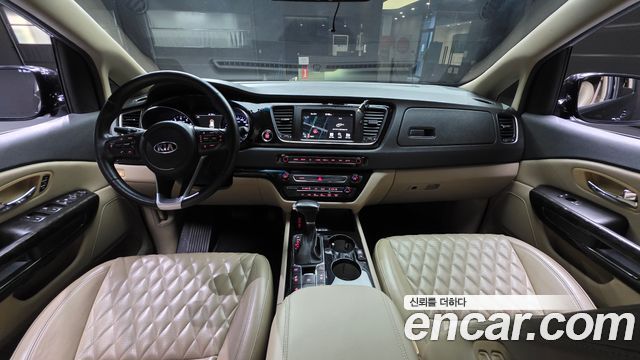 Kia Carnival — interior