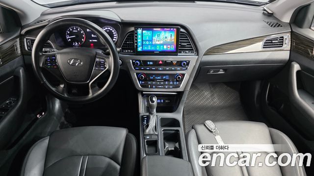 Hyundai Sonata — interior