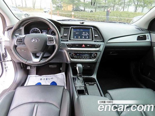 Hyundai Sonata — interior