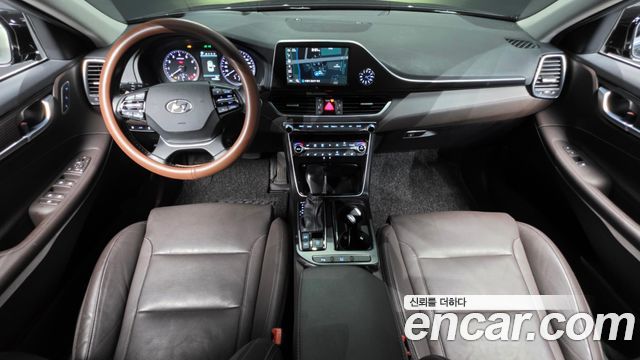 Hyundai Grandeur — interior
