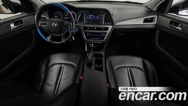 Hyundai Sonata — interior