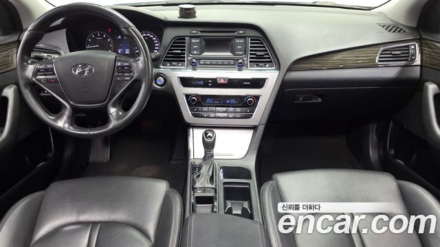 Hyundai Sonata — interior