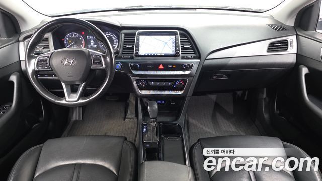 Hyundai Sonata — interior