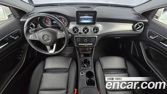 Mercedes-Benz GLA-Class — interior