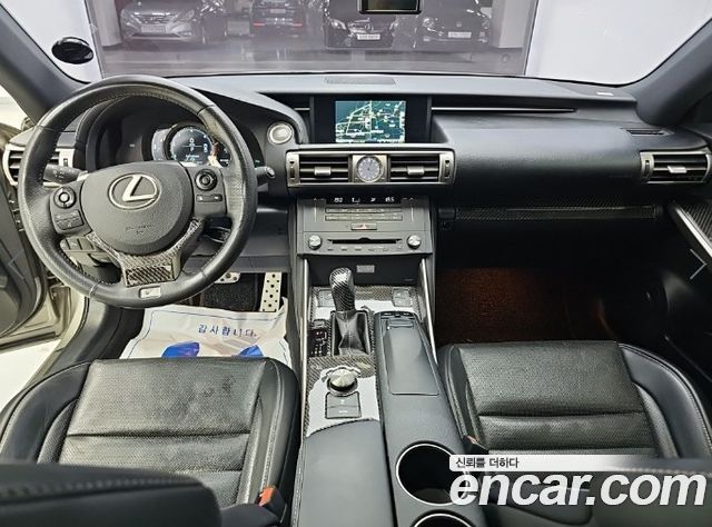 Lexus IS — interior