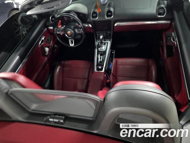 Porsche 718 — interior
