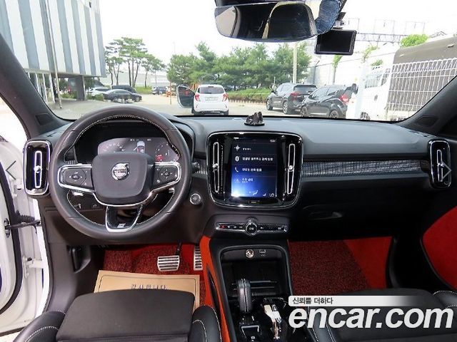 Volvo XC40 — interior
