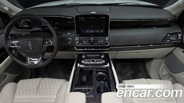 Lincoln Navigator — interior