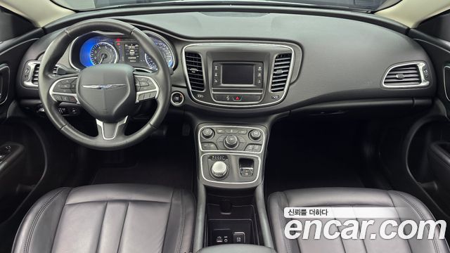 Chrysler 200 — interior