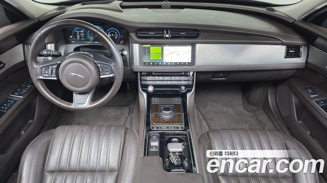 Jaguar XF — interior