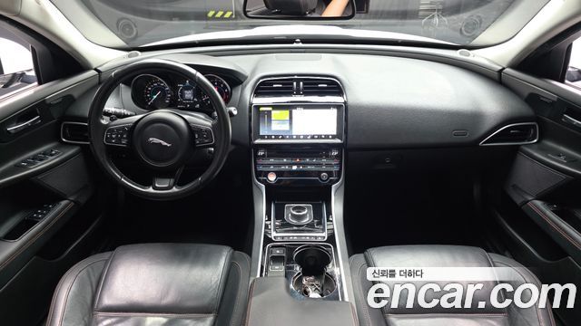 Jaguar XE — interior