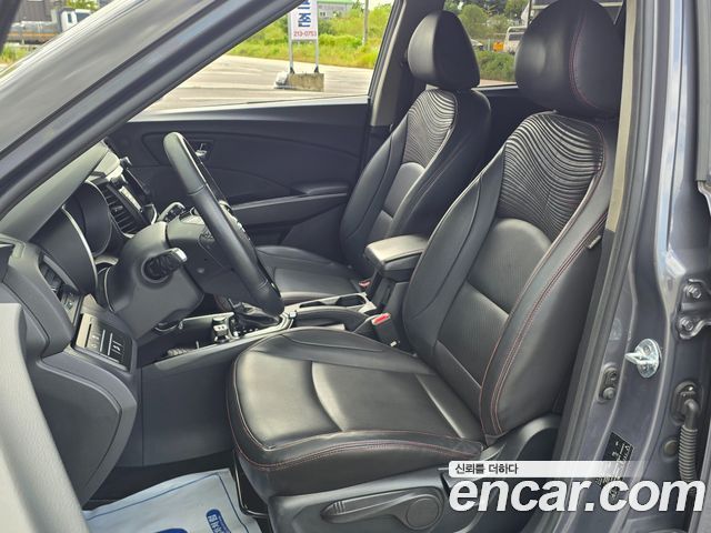 KG Mobility Tivoli — interior