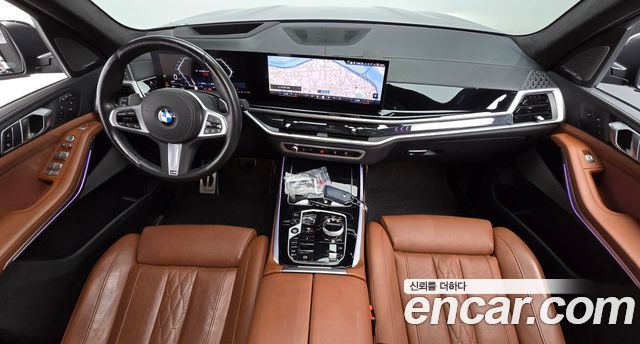 BMW X7 — interior