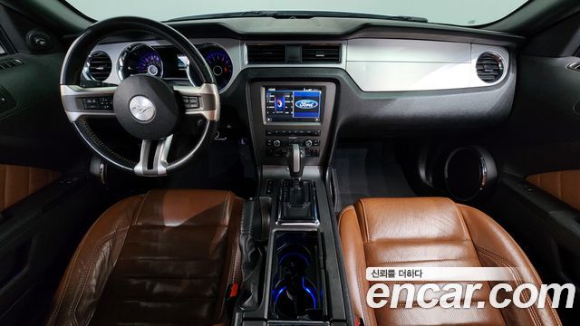 Ford Mustang — interior