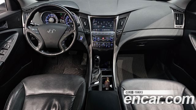 Hyundai Sonata — interior