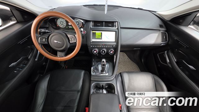 Jaguar E-Pace — interior