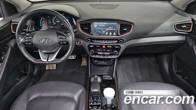 Hyundai Ioniq — interior